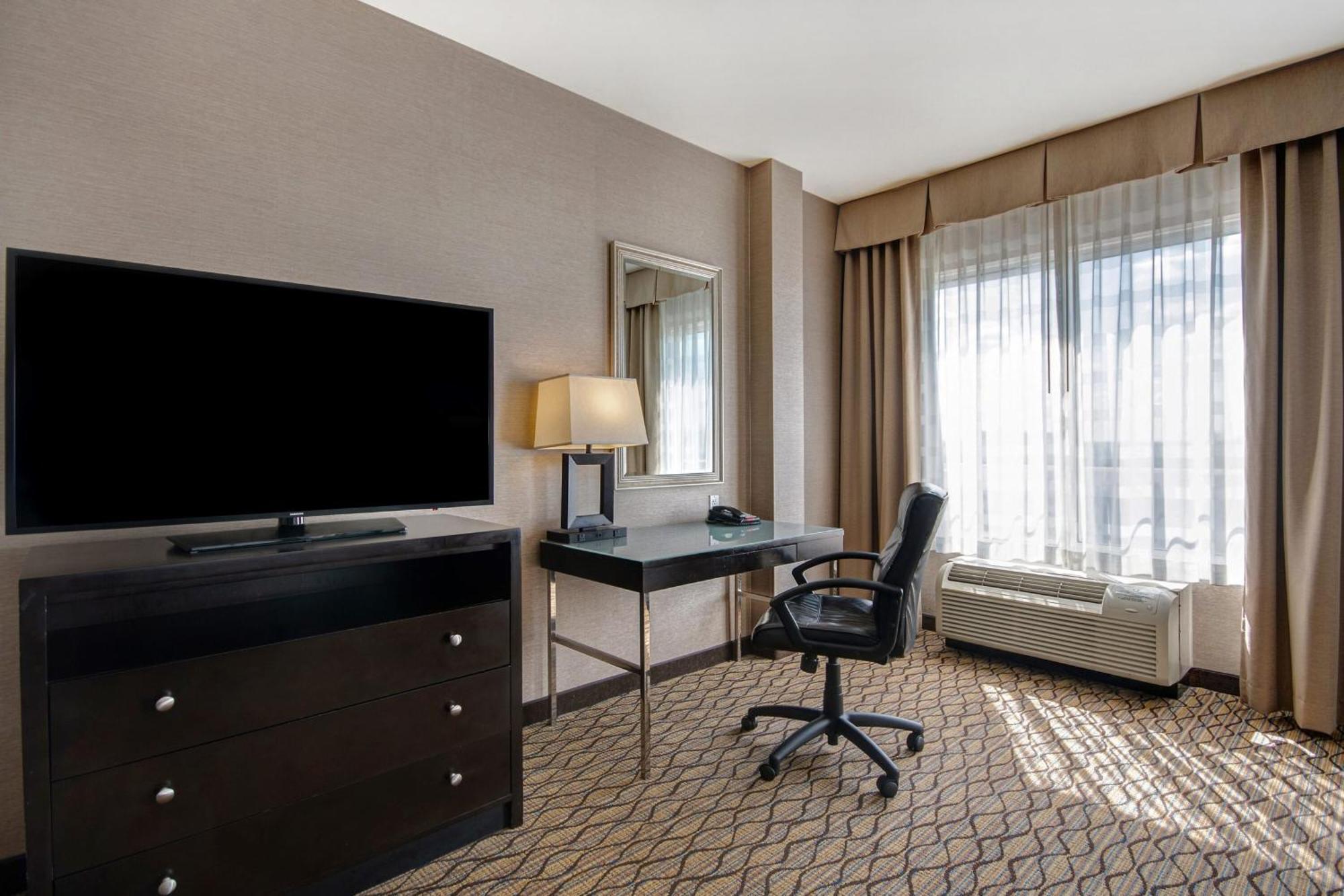 Holiday Inn Detroit Metro Airport By Ihg Romulus Exterior foto